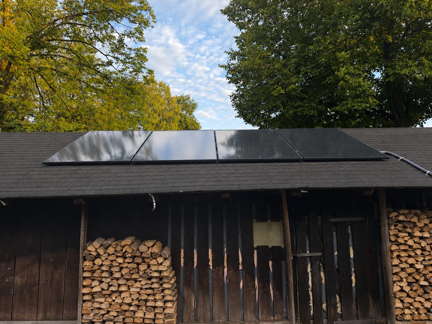 Das Schuppendach des SOLARIQON-Praxisprojekts mit vier montierten Photovoltaikmodulen